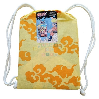 Mochila saco amarela com padrão de nuvens laranja e etiqueta Naruto