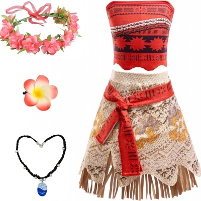 Fantasia feminina com saia bege de franjas, cinto vermelho, top vermelho e preto com padrão tribal, colar com pendente azul, flor rosa e coroa de flores cor-de-rosa