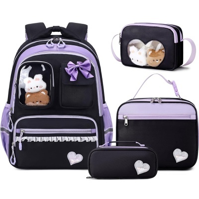 Conjunto de mochila preta e lilás com laço e bolsos transparentes contendo bonecos de pelúcia