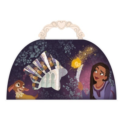 Bolsa prateada com alça decorada e ilustração de rapariga e cão em cenário noturno