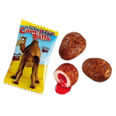 Pacote de rebuçados Chicle Camel Balls Purple Gum com três rebuçados castanhos e recheio vermelho líquido visível