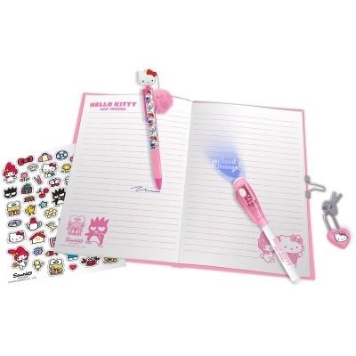 Caderno rosa aberto com canetas e autocolantes Hello Kitty