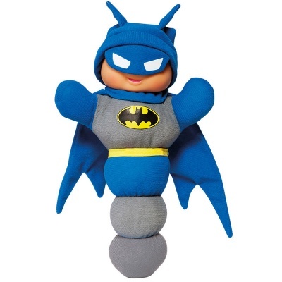 Brinquedo de peluche do Batman com capa e máscara azuis