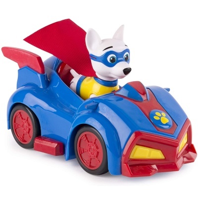Brinquedo de carro azul com figura de cão branco com capa vermelha