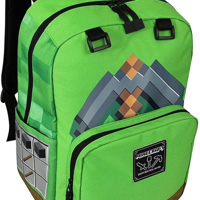 Mochila verde pixelada com tema Minecraft e bolso frontal com etiqueta