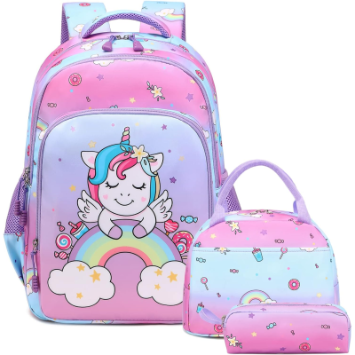 Mochila rosa e lilás com desenho de unicórnio e arco-íris, acompanham lancheira e estojo com padrão semelhante