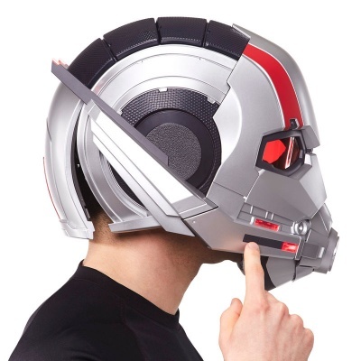Capacete futurista cinza metálico, preto e vermelho em pessoa com camiseta preta