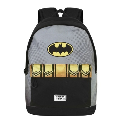 mochila cinza e preta com símbolo do Batman e bolso frontal com padrão amarelo