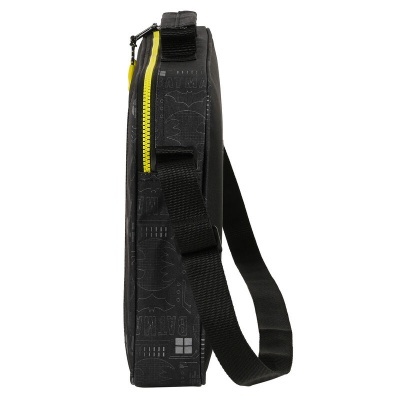 Mala tiracolo fina preta com fecho de correr amarelo e alça preta