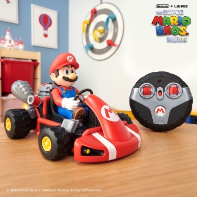 Figura de Mario Kart com comando sobre mesa de madeira