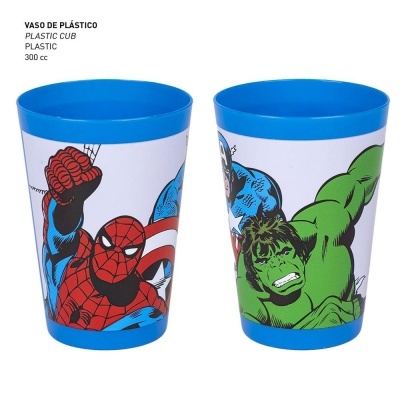 Dois copos de plástico azuis com desenhos do Homem-Aranha, Capitão América e Hulk.