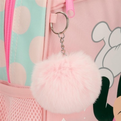 Chaveiro pompom cor-de-rosa pendurado em mochila colorida