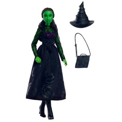 Boneca com pele verde, vestido preto, chapéu de feiticeira e mala preta