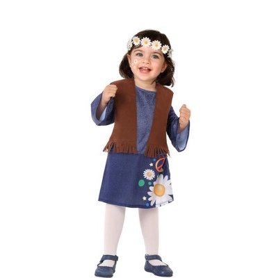 Menina com vestido azul e coroa de flores num fundo branco