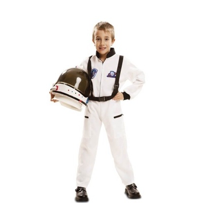 Menino com fato de astronauta branco e capacete espacial