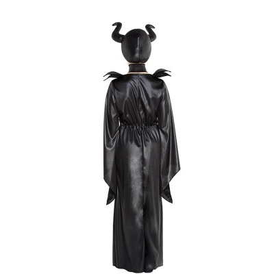 Fantasia preta longa com capacete de chifres, vista traseira