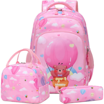 Conjunto cor-de-rosa de mochila, lancheira e estojo com padrão de balões, nuvens, abelhas e urso desenhado.