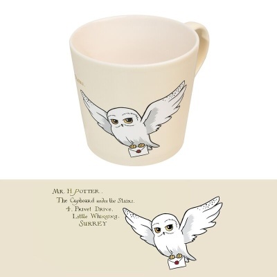 Caneca creme com coruja branca e texto de endereço do Harry Potter