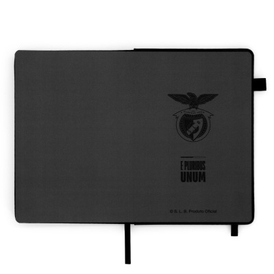 Caderno preto aberto com emblema de águia e texto E PLURIBUS UNUM