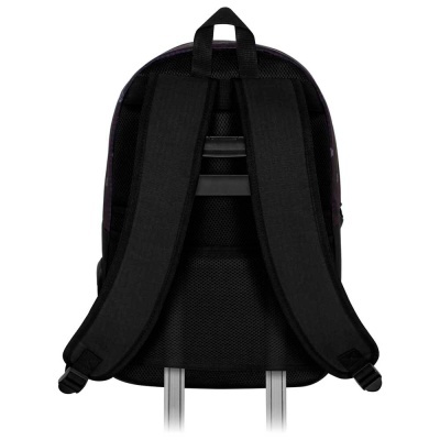 Mochila preta com alças acolchoadas vista de trás sobre fundo branco