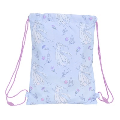 Mochila saco lilás com padrão de princesas e cordões rosa.