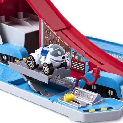 Brinquedo de pista de corrida com carrinho branco numa plataforma elevadora