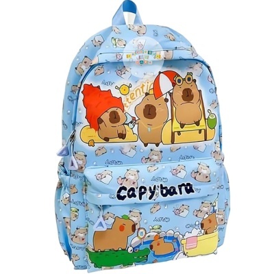 Mochila azul clara com desenhos de capivaras e texto Capybara