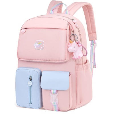 Mochila rosa com bolsos azuis e chaveiro de unicórnio rosa