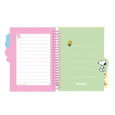Caderno espiralado com páginas rosa e verde e personagens Snoopy e Woodstock