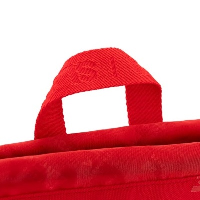 Alça de transporte vermelha em mochilas de tecido vermelho