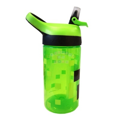 Garrafa plástica desportiva verde translúcida com tampa e bico verde