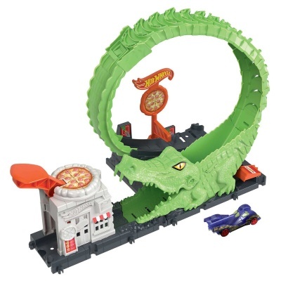 Pista de brinquedo Hot Wheels com crocodilo verde, restaurante de pizza e carro azul