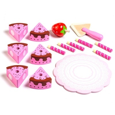 Brinquedos de madeira: fatias de bolo cor-de-rosa, morango, faca rosa e base branca