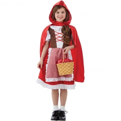 Criança vestindo fantasia de Capuchinho Vermelho com capa e vestido xadrez, segurando cesta de vime.