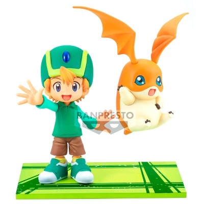 Figura de brinquedo de personagem infantil com capacete verde e criatura alada laranja