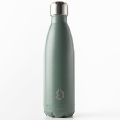 Garrafa térmica verde fosco com tampa prateada e símbolo estampado