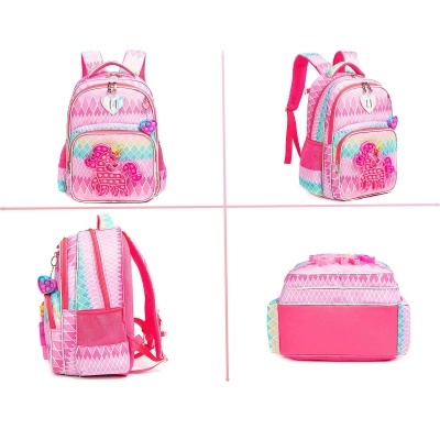 Mochila infantil rosa com padrões geométricos e pendente em forma de animal