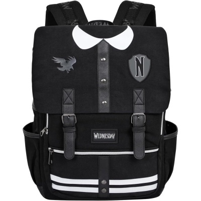 Mochila preta com padrão de camisa branca e detalhes em preto e branco.