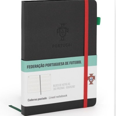 Caderno A5 pautado preto com elástico vermelho e logo da Federação Portuguesa de Futebol