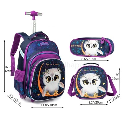 Conjunto escolar com mochila de rodinhas, estojo e bolsa com estampa de coruja e fundo azul escuro e roxo