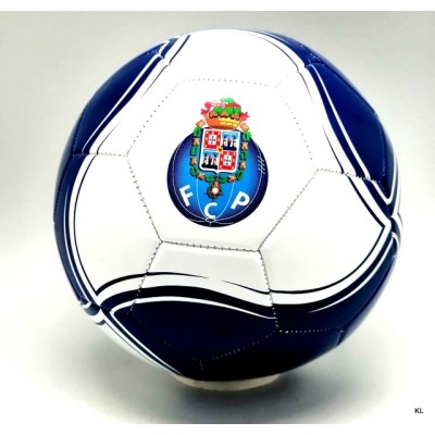 Bola de futebol branco e azul com emblema do FC Porto
