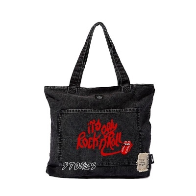 Saco tote preto de tecido com texto vermelho e branco e bolso frontal