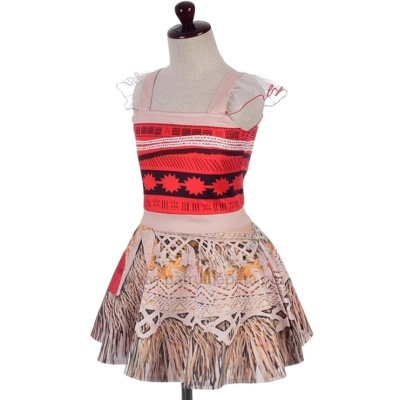 Vestido infantil vermelho com padrão geométrico e saia com textura de folhas secas e renda branca.