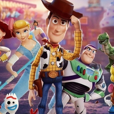 Bonecos Woody, Buzz Lightyear, Bo Peep e outros personagens de Toy Story num cenário colorido.