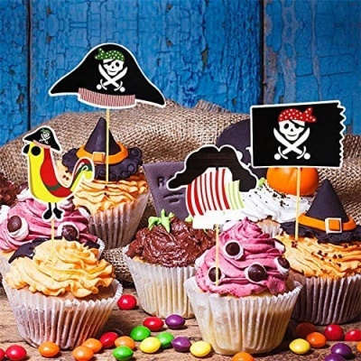 Cupcakes coloridos decorados com toppers de pirata e confeitos