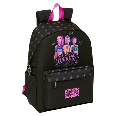 mochila preta com imagem de personagens e texto KPOP DEMON HUNTERS