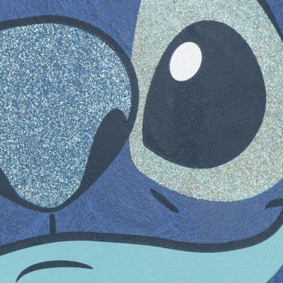 Detalhe de desenho azul com olhos grosseiros brilhantes prateados