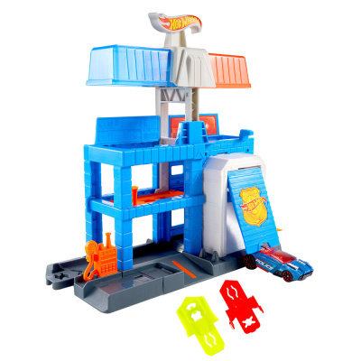 Parque de estacionamento de brinquedo Hot Wheels com estrutura azul e carro polícia