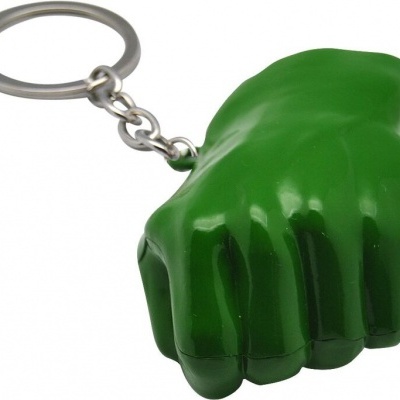 Pendente chave verde em forma de punho fechado com corrente e anilha metálica