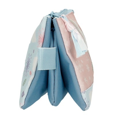 Estojo em tecido azul claro, rosa e branco com padrão floral e fecho de fita